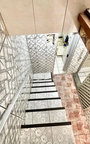 Casa à venda com 280m², 5 quartos e 2 vagas Casa à venda com 280m², 5 quartos e 2 vagasEscada
