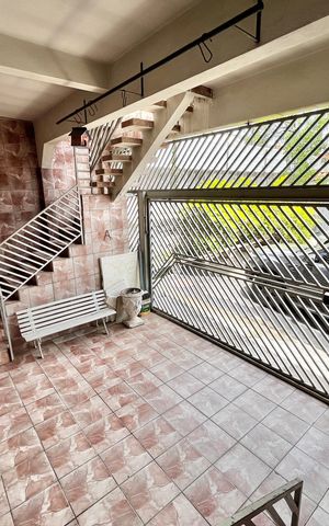 Casa à venda com 280m², 5 quartos e 2 vagas Casa à venda com 280m², 5 quartos e 2 vagasGaragem