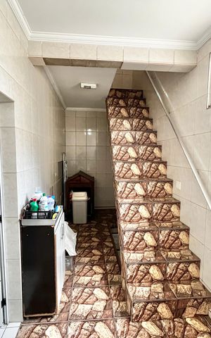 Casa à venda com 280m², 5 quartos e 2 vagas Casa à venda com 280m², 5 quartos e 2 vagasÁrea de Serviço 2