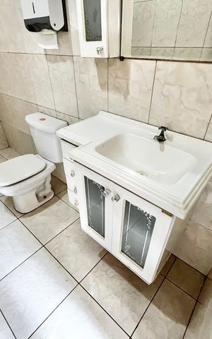 Casa à venda com 280m², 5 quartos e 2 vagas Casa à venda com 280m², 5 quartos e 2 vagasTerraço Banheiro