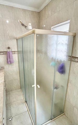 Casa à venda com 280m², 5 quartos e 2 vagas Casa à venda com 280m², 5 quartos e 2 vagasBanheiro 2