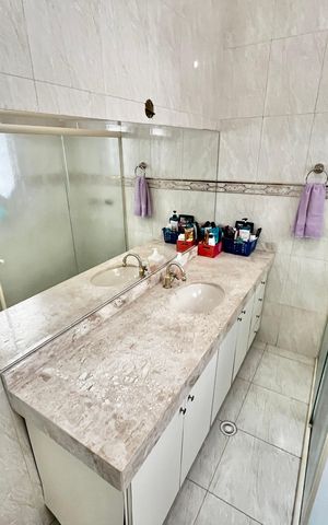 Casa à venda com 280m², 5 quartos e 2 vagas Casa à venda com 280m², 5 quartos e 2 vagasBanheiro 2