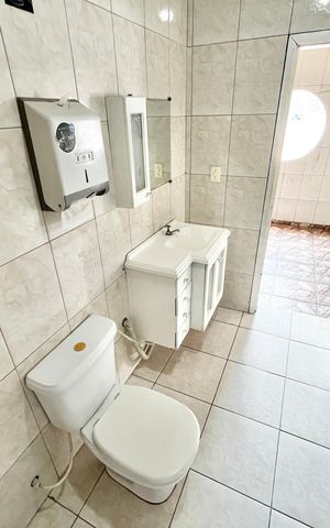 Casa à venda com 280m², 5 quartos e 2 vagas Casa à venda com 280m², 5 quartos e 2 vagasTerraço Banheiro