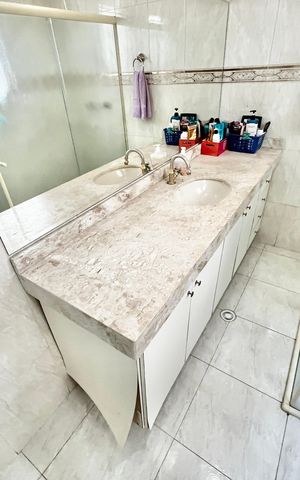 Casa à venda com 280m², 5 quartos e 2 vagas Casa à venda com 280m², 5 quartos e 2 vagasBanheiro 2