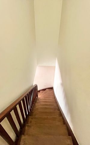 Casa para alugar com 382m², 6 quartos e 4 vagas Casa para alugar com 382m², 6 quartos e 4 vagasEscada
