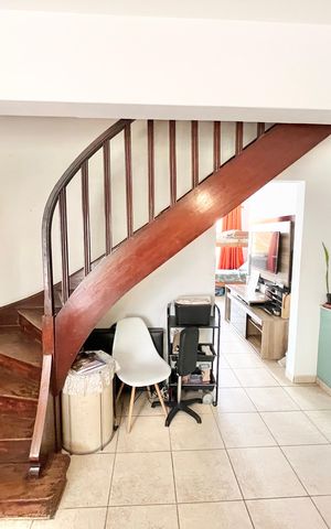 Casa para alugar com 382m², 6 quartos e 4 vagas Casa para alugar com 382m², 6 quartos e 4 vagasEscada