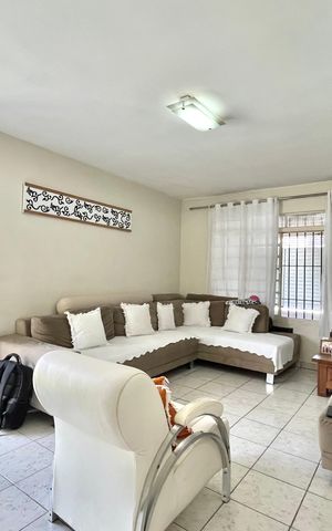 Casa à venda com 130m², 2 quartos e 2 vagas Casa à venda com 130m², 2 quartos e 2 vagasSala