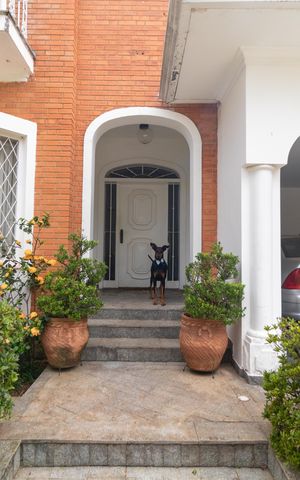 Casa de condomínio à venda com 760m², 5 quartos e 4 vagas Casa de condomínio à venda com 760m², 5 quartos e 4 vagasFachada