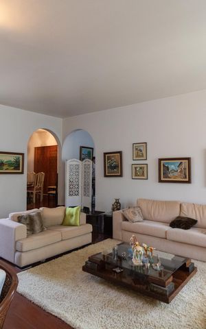 Casa de condomínio à venda com 760m², 5 quartos e 4 vagas Casa de condomínio à venda com 760m², 5 quartos e 4 vagasSala