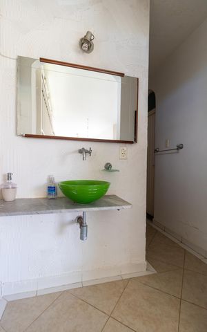 Casa de condomínio à venda com 760m², 5 quartos e 4 vagas Casa de condomínio à venda com 760m², 5 quartos e 4 vagasBanehiro da área externa
