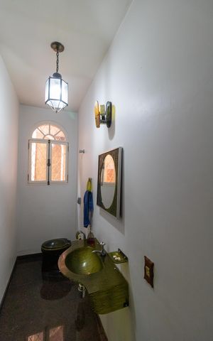 Casa de condomínio à venda com 760m², 5 quartos e 4 vagas Casa de condomínio à venda com 760m², 5 quartos e 4 vagasLavabo