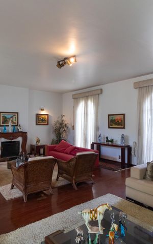 Casa de condomínio à venda com 760m², 5 quartos e 4 vagas Casa de condomínio à venda com 760m², 5 quartos e 4 vagasSala