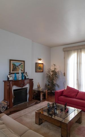 Casa de condomínio à venda com 760m², 5 quartos e 4 vagas Casa de condomínio à venda com 760m², 5 quartos e 4 vagasSala