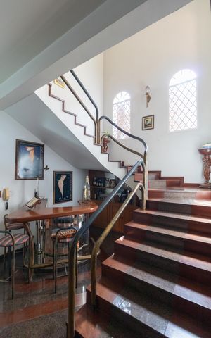 Casa de condomínio à venda com 760m², 5 quartos e 4 vagas Casa de condomínio à venda com 760m², 5 quartos e 4 vagasBar