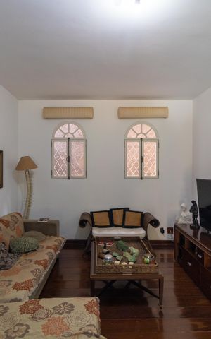 Casa de condomínio à venda com 760m², 5 quartos e 4 vagas Casa de condomínio à venda com 760m², 5 quartos e 4 vagasSala de TV