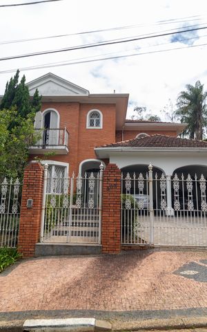 Casa de condomínio à venda com 760m², 5 quartos e 4 vagas Casa de condomínio à venda com 760m², 5 quartos e 4 vagasFachada