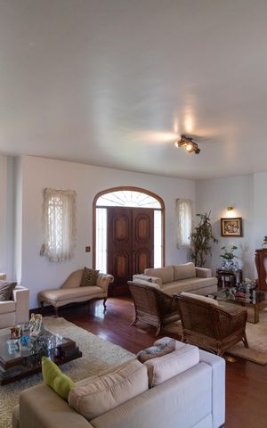 Casa de condomínio à venda com 760m², 5 quartos e 4 vagas Casa de condomínio à venda com 760m², 5 quartos e 4 vagasSala
