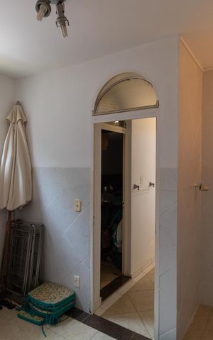 Casa de condomínio à venda com 760m², 5 quartos e 4 vagas Casa de condomínio à venda com 760m², 5 quartos e 4 vagasBanehiro da área externa