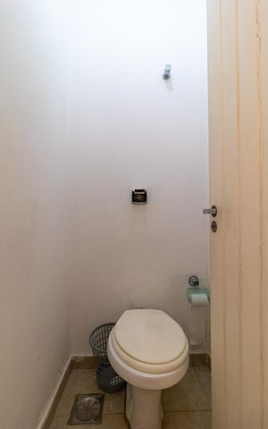 Casa de condomínio à venda com 760m², 5 quartos e 4 vagas Casa de condomínio à venda com 760m², 5 quartos e 4 vagasBanehiro da área externa