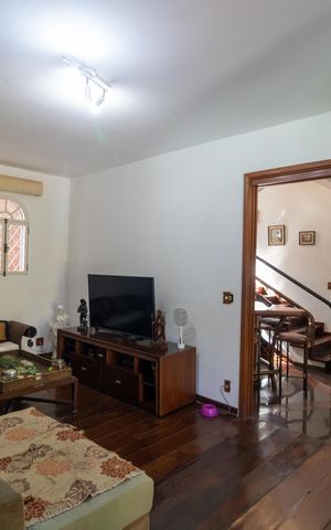 Casa de condomínio à venda com 760m², 5 quartos e 4 vagas Casa de condomínio à venda com 760m², 5 quartos e 4 vagasSala de TV