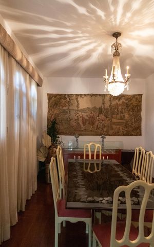 Casa de condomínio à venda com 760m², 5 quartos e 4 vagas Casa de condomínio à venda com 760m², 5 quartos e 4 vagasSala de jantar