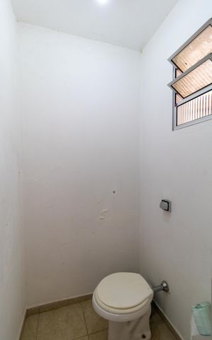 Casa de condomínio à venda com 760m², 5 quartos e 4 vagas Casa de condomínio à venda com 760m², 5 quartos e 4 vagasBanehiro da área externa