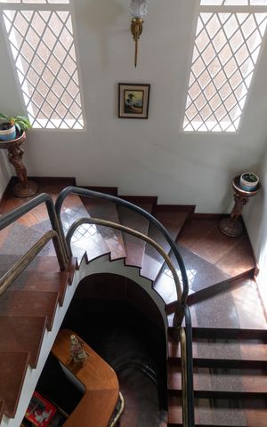 Casa de condomínio à venda com 760m², 5 quartos e 4 vagas Casa de condomínio à venda com 760m², 5 quartos e 4 vagasEscada