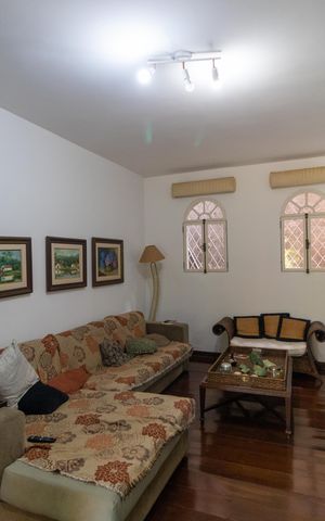 Casa de condomínio à venda com 760m², 5 quartos e 4 vagas Casa de condomínio à venda com 760m², 5 quartos e 4 vagasSala de TV
