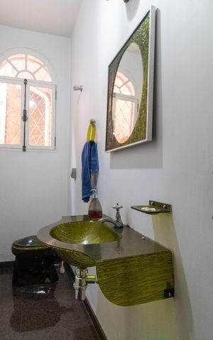 Casa de condomínio à venda com 760m², 5 quartos e 4 vagas Casa de condomínio à venda com 760m², 5 quartos e 4 vagasLavabo