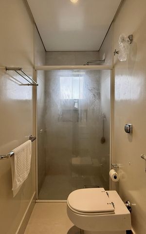Casa à venda com 330m², 3 quartos e 3 vagasBanheiro Suíte 