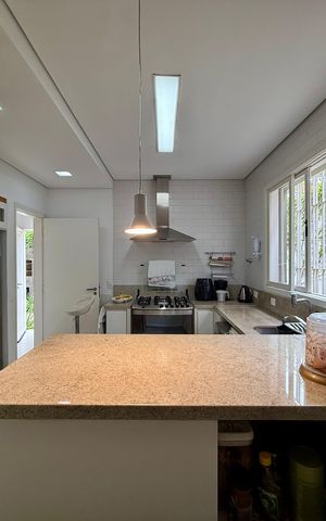Casa à venda com 330m², 3 quartos e 3 vagasCozinha 