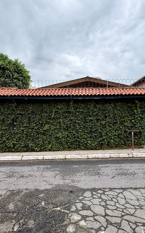 Casa à venda com 330m², 3 quartos e 3 vagasFachada 