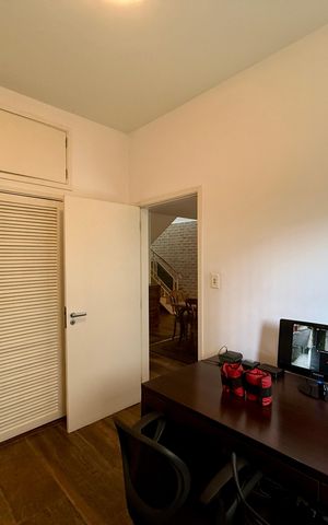 Casa à venda com 330m², 3 quartos e 3 vagasEscritório 