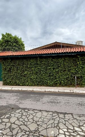 Casa à venda com 330m², 3 quartos e 3 vagasFachada 
