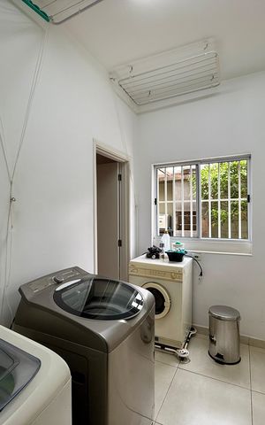 Casa à venda com 330m², 3 quartos e 3 vagasÁrea de Serviço