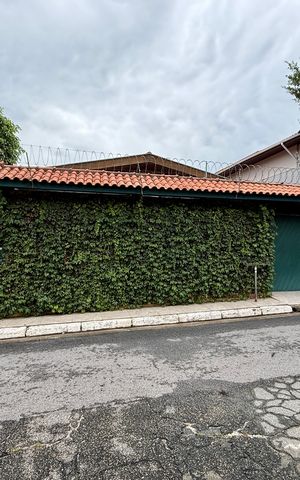 Casa à venda com 330m², 3 quartos e 3 vagasFachada 