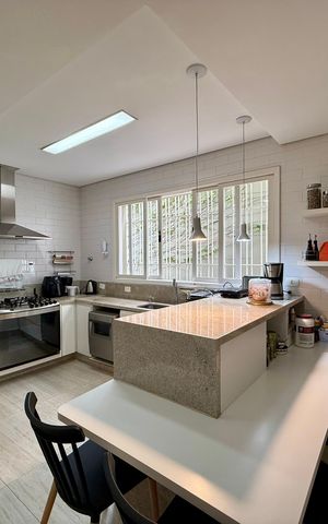 Casa à venda com 330m², 3 quartos e 3 vagasCozinha 