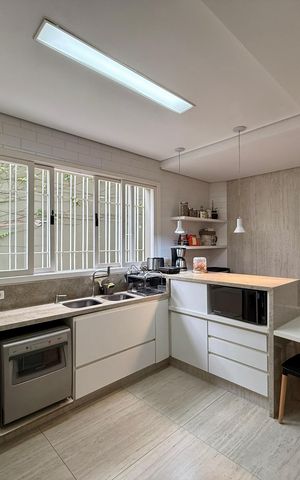 Casa à venda com 330m², 3 quartos e 3 vagasCozinha 