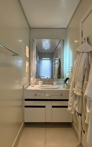 Casa à venda com 330m², 3 quartos e 3 vagasBanheiro Suíte 