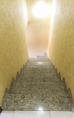 Casa à venda com 156m², 3 quartos e 4 vagas Casa à venda com 156m², 3 quartos e 4 vagasEscada
