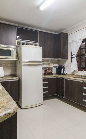 Casa à venda com 156m², 3 quartos e 4 vagas Casa à venda com 156m², 3 quartos e 4 vagasCozinha