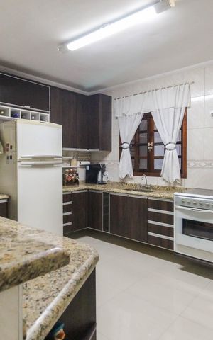 Casa à venda com 156m², 3 quartos e 4 vagas Casa à venda com 156m², 3 quartos e 4 vagasCozinha