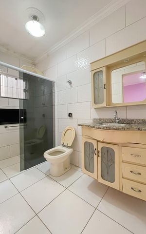 Casa à venda com 250m², 2 quartos e 1 vaga Casa à venda com 250m², 2 quartos e 1 vagaBanheiro da Suíte