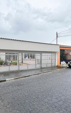 Casa à venda com 562m², 5 quartos e 5 vagasFachada + plaquinha