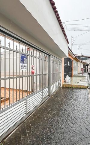 Casa à venda com 562m², 5 quartos e 5 vagasFachada + plaquinha