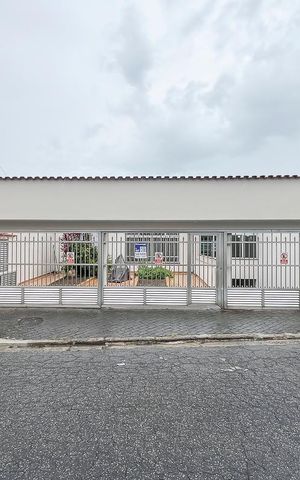 Casa à venda com 562m², 5 quartos e 5 vagasFachada + plaquinha