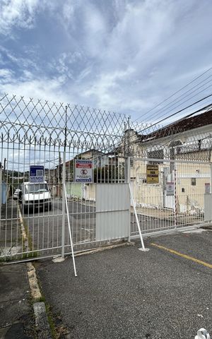 Casa à venda com 250m², 4 quartos e 5 vagasFachada + plaquinha