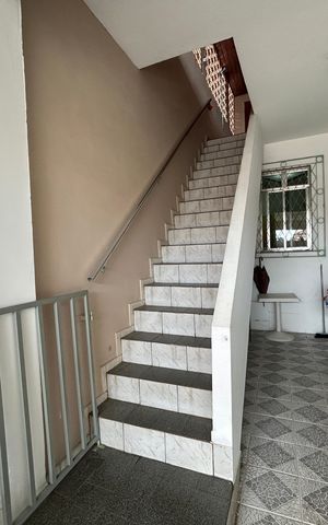 Casa à venda com 250m², 4 quartos e 5 vagasEscada