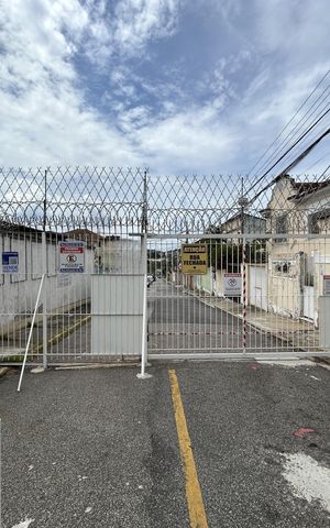 Casa à venda com 250m², 4 quartos e 5 vagasFachada + plaquinha