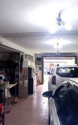 Casa à venda com 200m², 4 quartos e 5 vagas Casa à venda com 200m², 4 quartos e 5 vagasÁrea externa